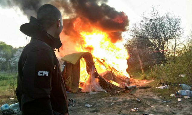 В Киеве националисты из С14 сожгли брошенный лагерь ромов на Лысой горе