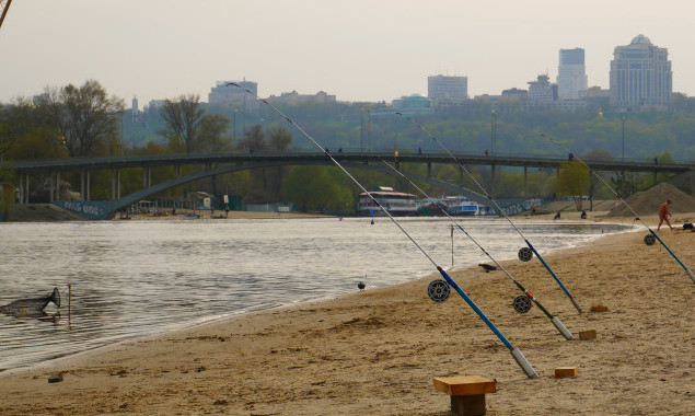 КП “Плесо” призвало рыбаков не проводить лов рыбы в акватории киевских пляжей