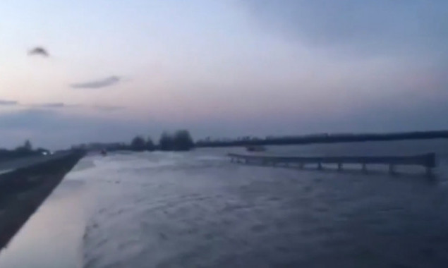 Затопило автомобильную дорогу из Киева в Харьков (видео)