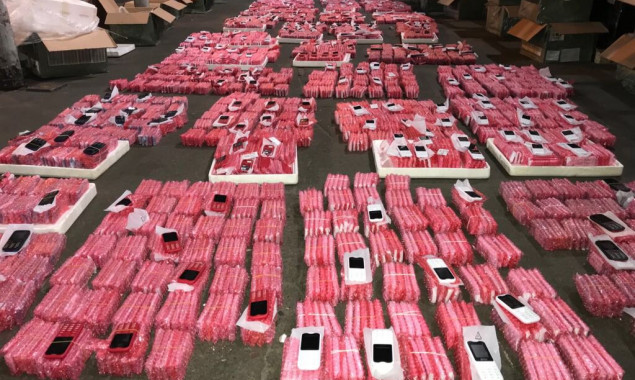 Рекордная партия: таможенники изъяли 7 тысяч мобильных телефонов