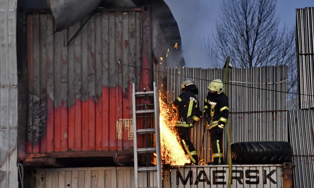 Пожар на Вискозной в Киеве: горели биотуалеты и шины (фото)