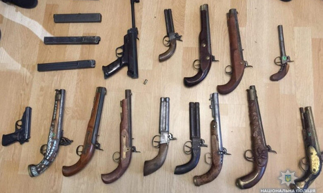 В квартире на Печерске у киевлянина изъяли 15 единиц огнестрельного оружия (фото)