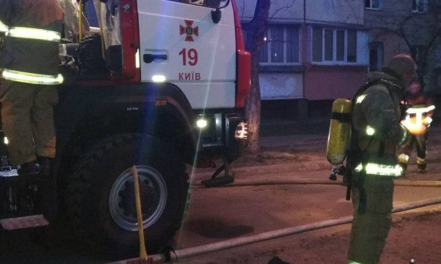 Во время пожара в киевской многоэтажке пострадали двое мужчин