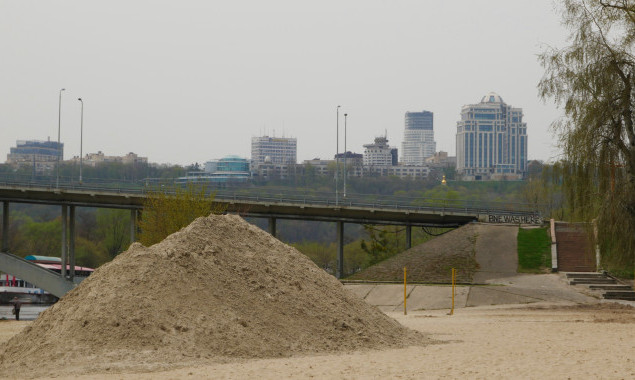 За три года на пляжи Киева досыпали почти 10 тысяч тонн песка (фото, видео)