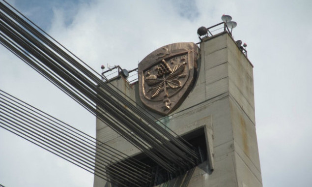 На Северном мосту планируют за 4 млн гривен заменить герб Киева