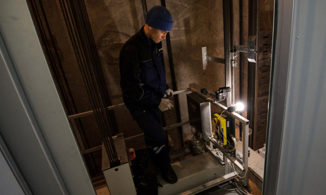 В жилых домах Деснянского и Подольского районов обещают провести капитальные ремонты лифтов