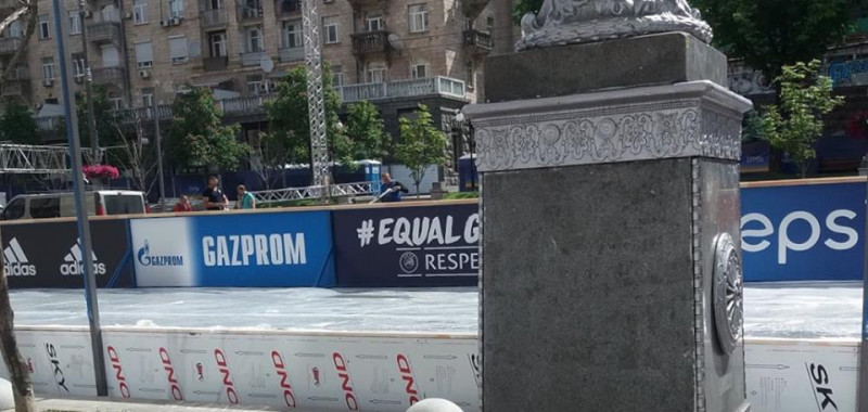 На Крещатике в фан-зоне Лиги Чемпионов УЕФА появилась реклама “Газпрома” (фото)