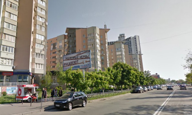 На улице Раисы Окипной в Киеве владелец рекламного щита самовольно обрезал деревья