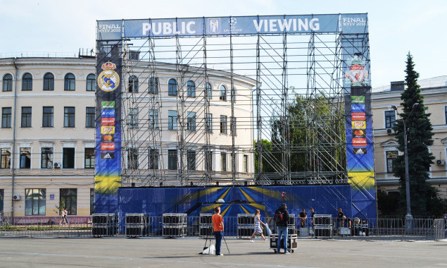 На Контрактовой площади в Киеве завершается монтаж экрана для трансляции финала Лиги чемпионов