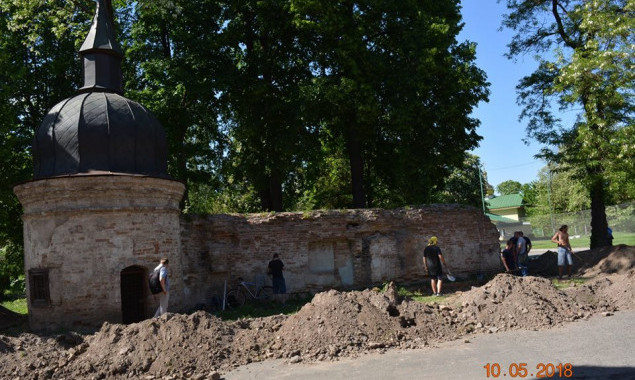 Археологи начали в Киеве реставрацию памятника архитектуры 18 века (фото)