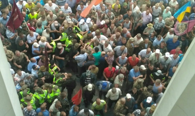 Под Верховной Радой начались массовые столкновения протестующих с полицией (фото, видео)