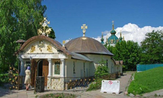 По состоянию на 2018 год из собственности Киева под культовые сооружения переданы 43 объекта