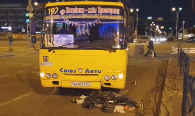 Под колесами маршрутки на пешеходном переходе в Киеве погибла женщина (видео)