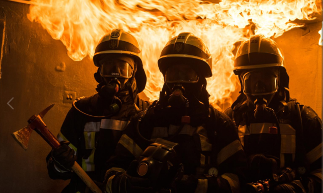 Пожарные в Киеве спасли трех человек