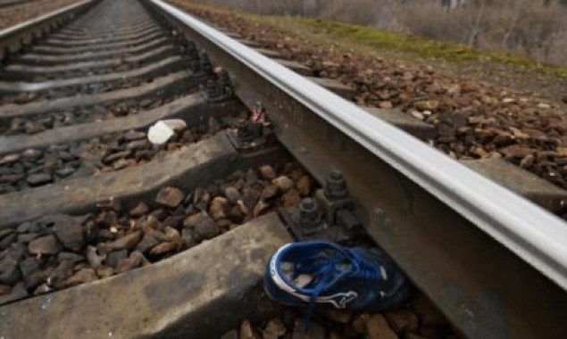 Возле столичного ТРЦ поезд насмерть сбил двух человек