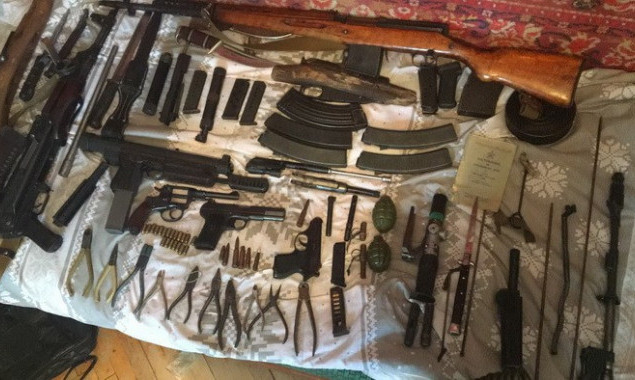В столичном гараже группировка организовала мастерскую по реставрации оружия (фото)
