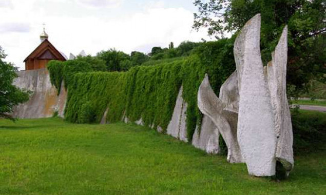 На Байковом кладбище Киева могут быть восстановлены 100 метров Стены Памяти