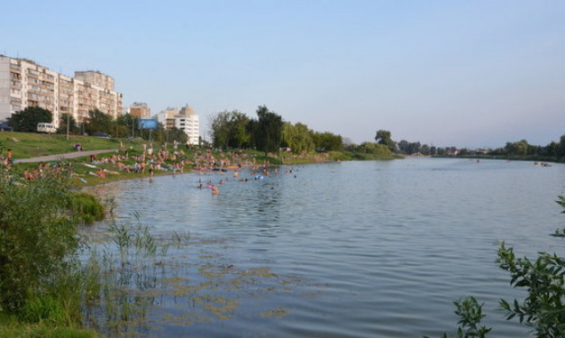 Киевляне возмущены качеством реконструкции зоны отдыха возле озера Радунка