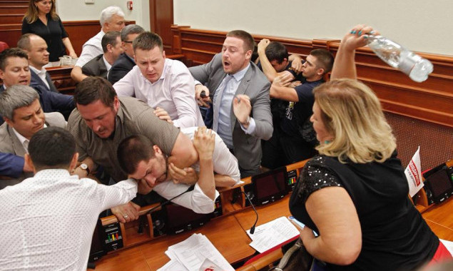 Олесь Маляревич просит полицию наказать виновных за драку в Киевсовете (фото, видео)