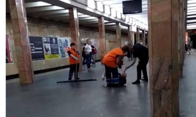 Полиция и прокуратура начали расследования об избиении полицейским пассажира на станции метро “Контрактовая площадь” (видео)