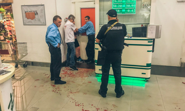 В гипермаркете “Ашан” в Киеве женщина ради мужа порезала себе вены
