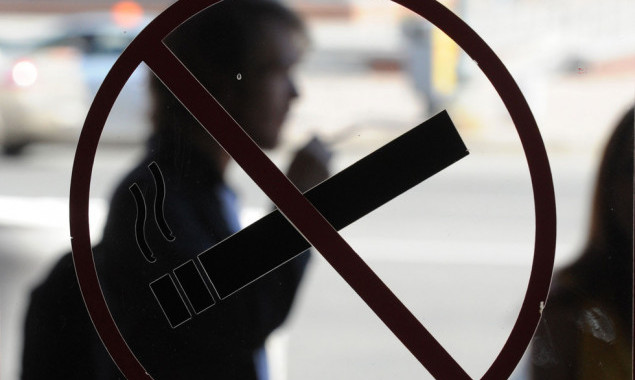 С начала года 30 точек торговли Киевщины лишились лицензии из-за продажи алкоголя и табака несовершеннолетним