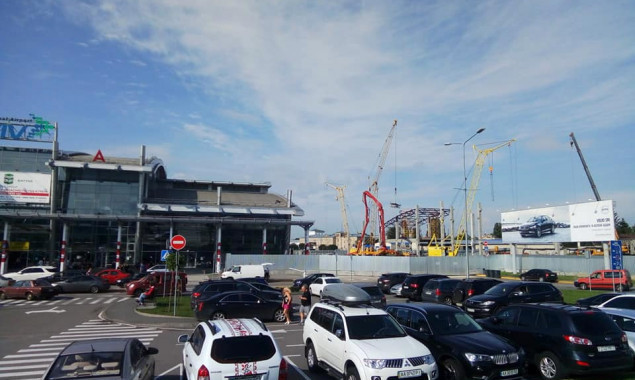 В аэропорту “Киев” начали устанавливать каркас новой секции международного терминала