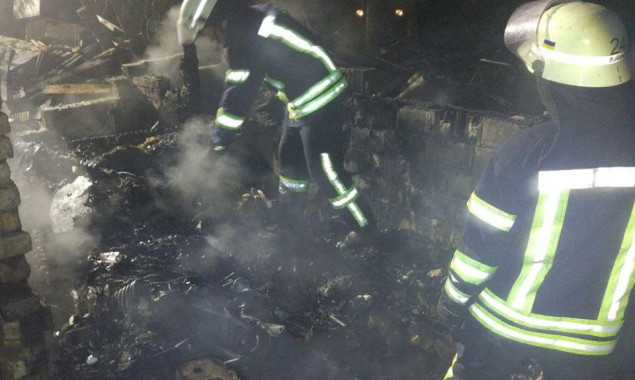 Пожаром уничтожен недействующий дом на территории частной усадьбы в Подольском районе Киева