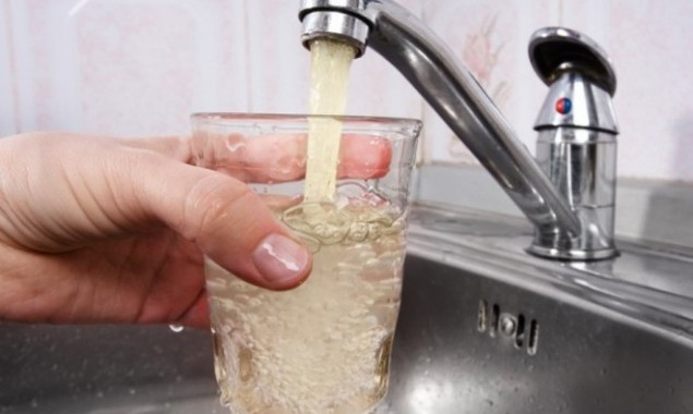 Жителям Оболони не рекомендуют пить воду из крана из-за промывки сетей (график, адреса)