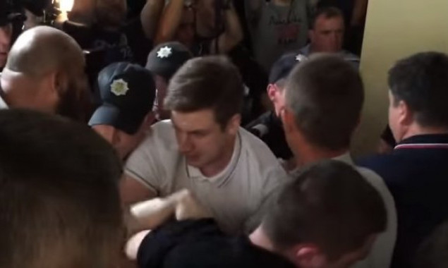 Правоохранители не пустили в сессионный зал Киевсовета киевлян и избили двух депутатов - Сиротюк