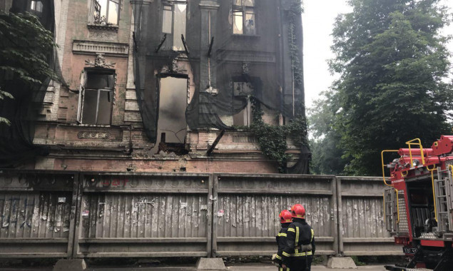 В Киеве на Подоле снова горело старое здание на улице Межигорской (фото)