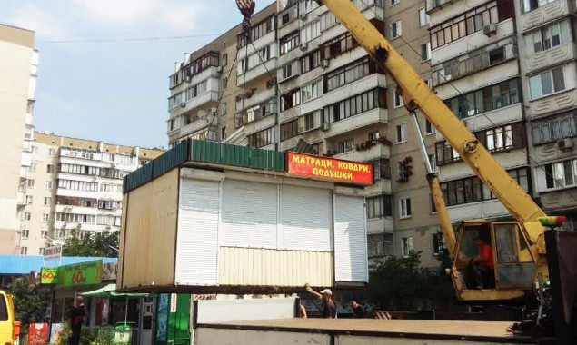“Киевблагоустройство” сегодня демонтировало МАФ на столичных Позняках (фото)
