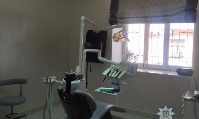 В кабинете стоматологической клиники Киева умерла женщина: начато уголовное производство (фото, видео)
