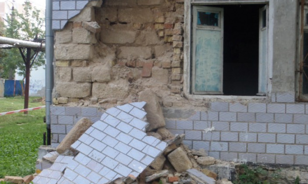 В Броварах, не дождавшись ремонта, начало разваливаться общежитие