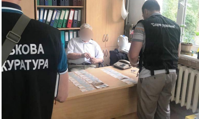 За получение взятки задержан чиновник на Киевщине