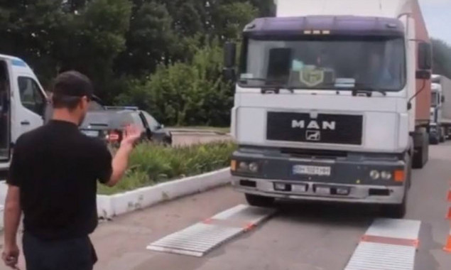 В Фастове активисты и Укртрансбезопасность проверили фуры на перегруз (видео)
