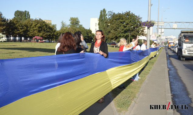 На проспекте Бажана установили Национальный рекорд самого длинного государственного флага Украины (фото)