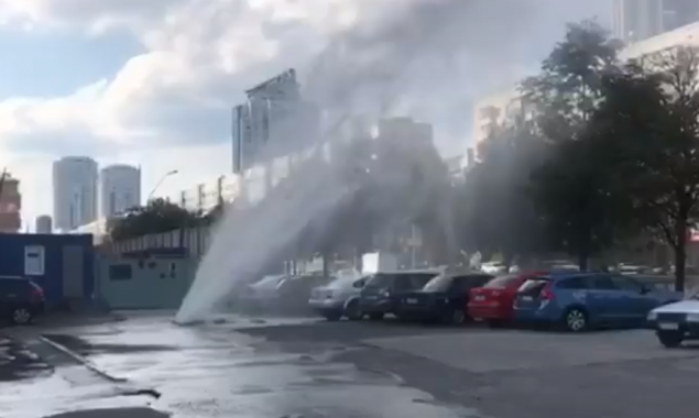 Около Центрального ЗАГСа в Киеве забил “гейзер“ (видео)