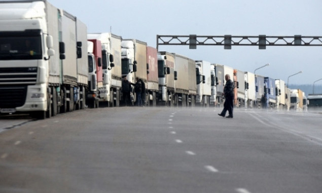 “Киевавтодор” напомнил, что из-за жары в столицу не будут пускать грузовики