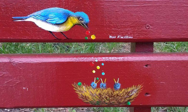 В парке Святошинского района художница рисует сказочные миниатюры на скамейках (фото)