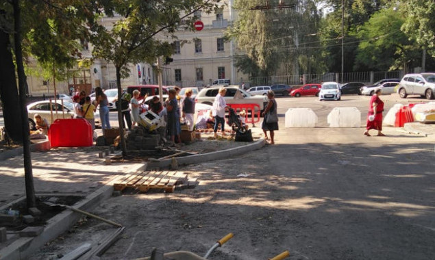 На улице Леонтовича в Киеве расширяют тротуар возле пешеходных переходов до линии парковки (фото)