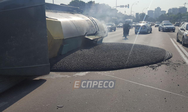 В Киеве перевернулся грузовик с асфальтом (фото)