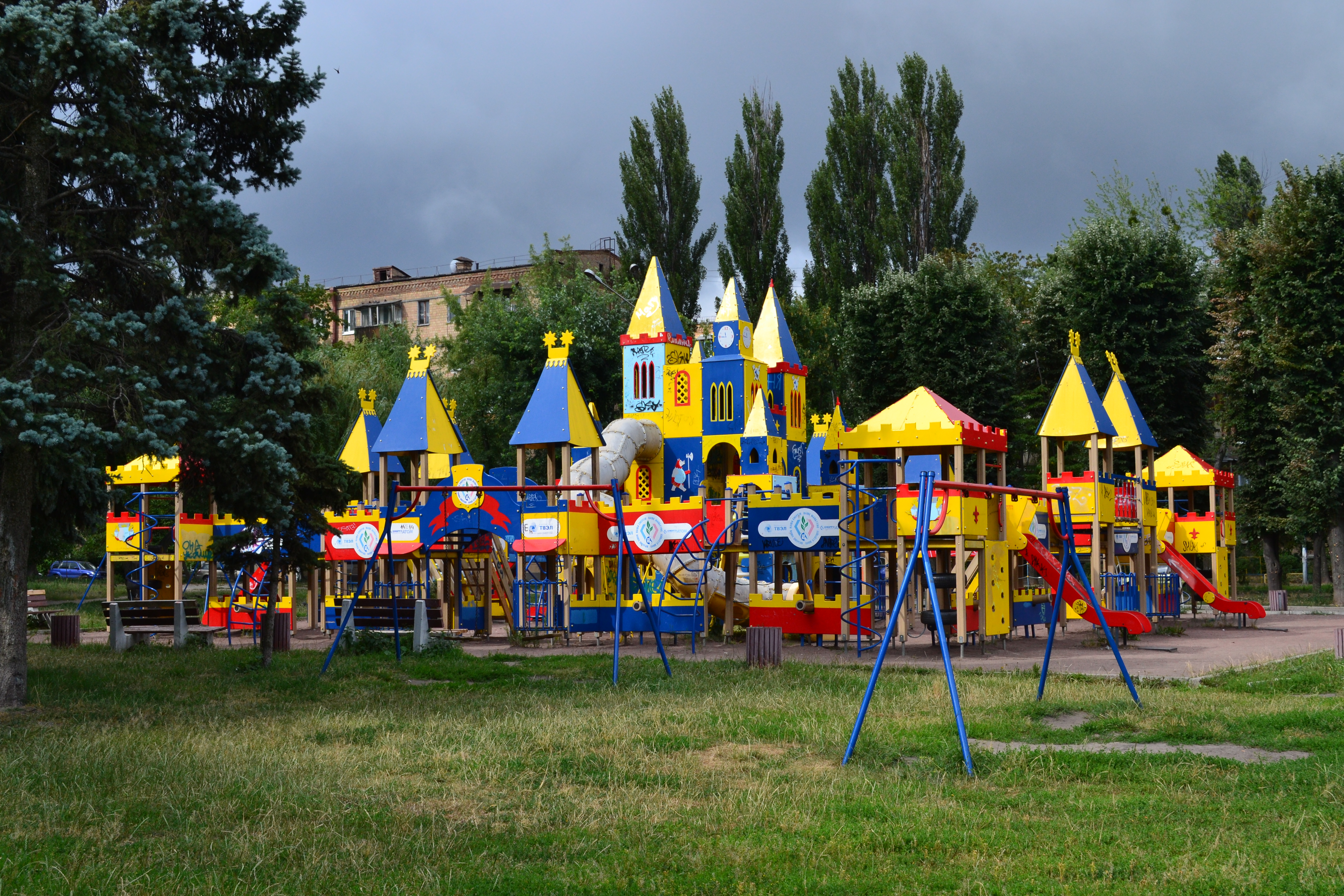 Самая большая детская площадка. Детские площадки. Детский городок. Парк с детской площадкой. На детской площадке.