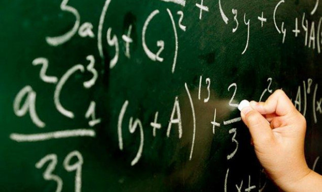 В школах каждого района Киева есть вакантные должности учителей математики (список школ)