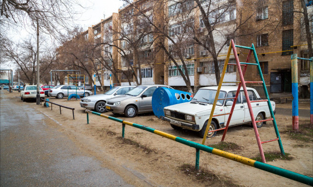 Незаконная парковка на улице Туманяна в Киеве мешает обустройству там детской площадки