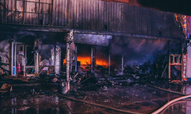 Ночью на столичном Минском рынке произошел масштабный пожар (фото, видео)