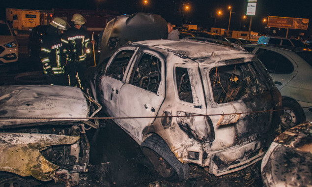 На автостоянке в Дарницком районе Киева от поджога пострадали 6 автомобилей (фото, видео)