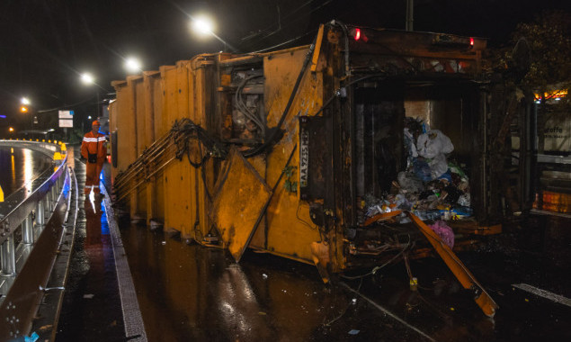 Ночью в Киеве на ходу перевернулся мусоровоз (фото, видео)