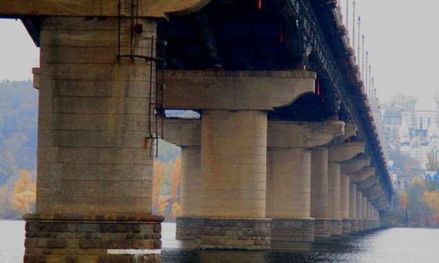 “Киевтеплоэнерго” устраняет 3 повреждения тепломагистрали на мосту Патона