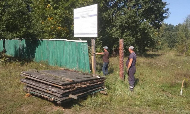 В парке Муромец демонтируют строительный забор, простоявший там 8 лет (фото)